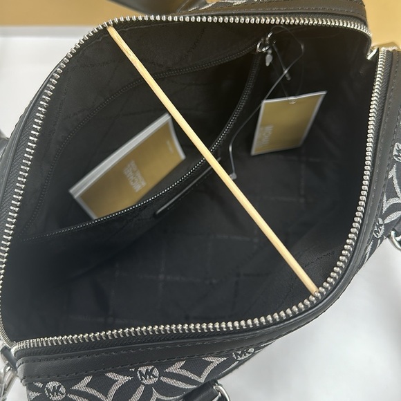 MICHAEL KORS JST TRAVEL MEDIUM DUFFLE SATCHEL SHOULDER CROSSBODY BAG MK BLACK - Picture 4 of 14